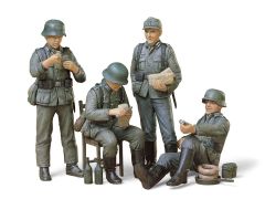 German Soldiers At Rest 1/35